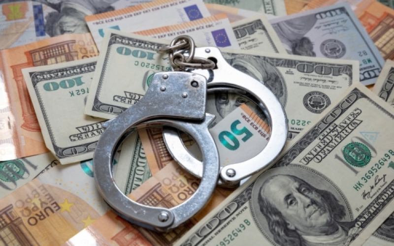 银行内鬼受贿30万元违法放贷近亿元：贷款中介介绍小微企业贷款防范策略
